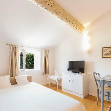 Apartment Fully Equipped Air-conditioned Studio Under The Roofs Of Old
